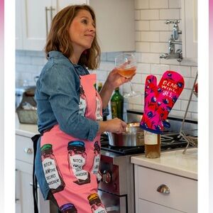 🍷Dear Wine, Yes. Blue Q insulated oven mitt